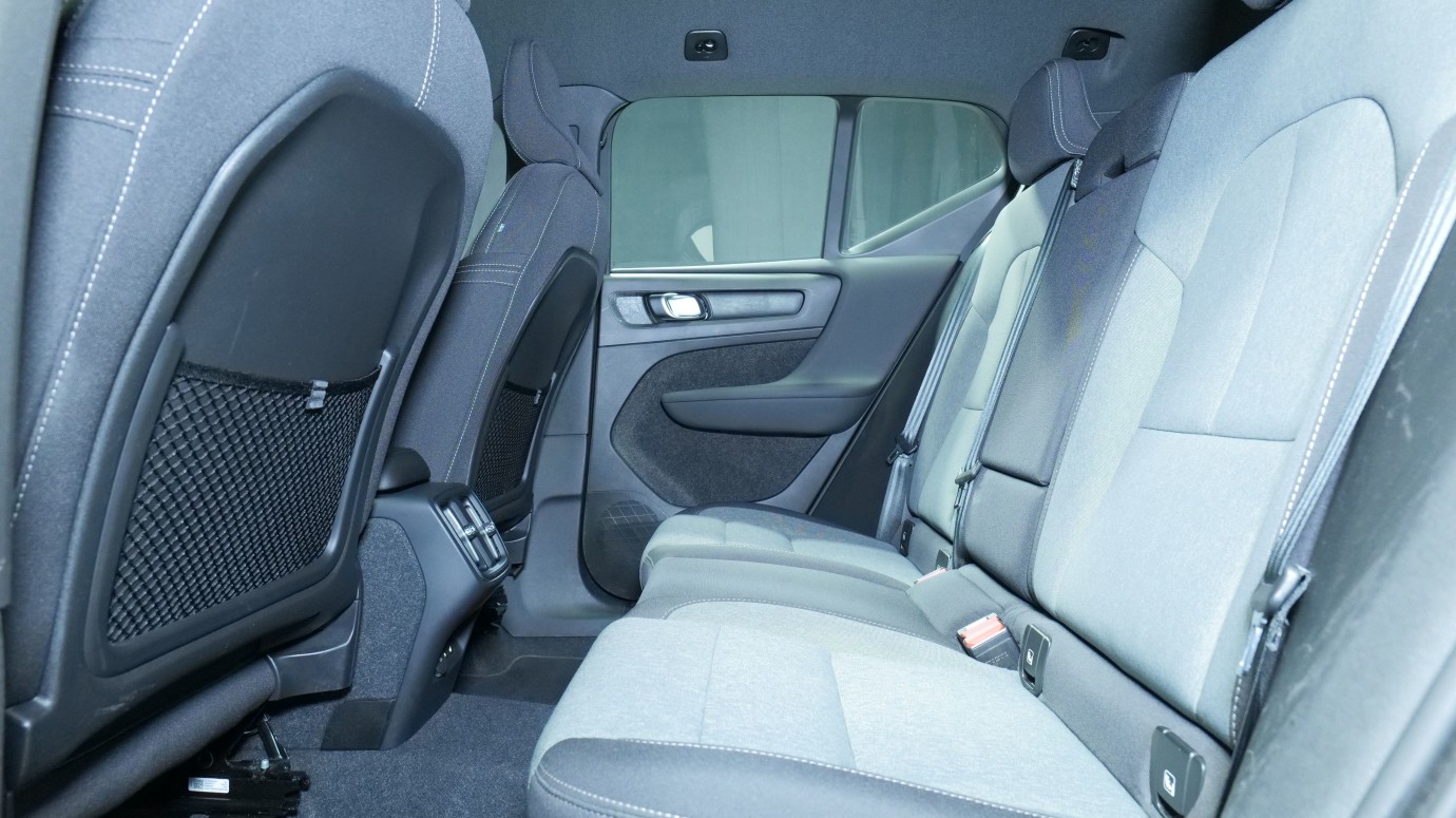 Esittelykuva Volvo XC40 kevythybridiautosta.