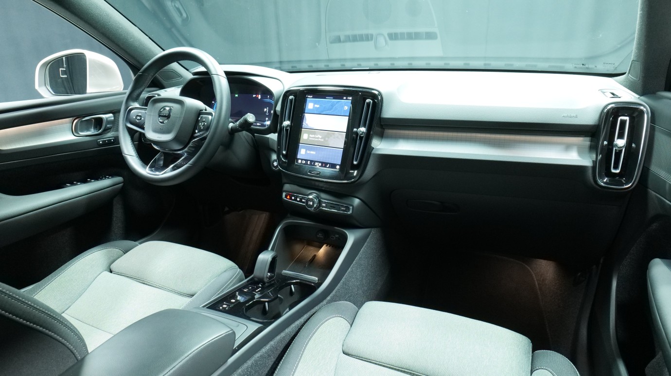 Esittelykuva Volvo XC40 kevythybridiautosta.