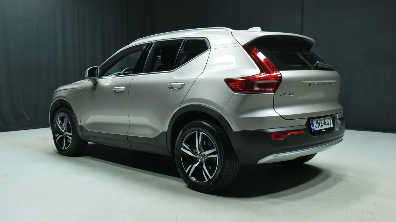 Esittelykuva Volvo XC40 kevythybridiautosta.