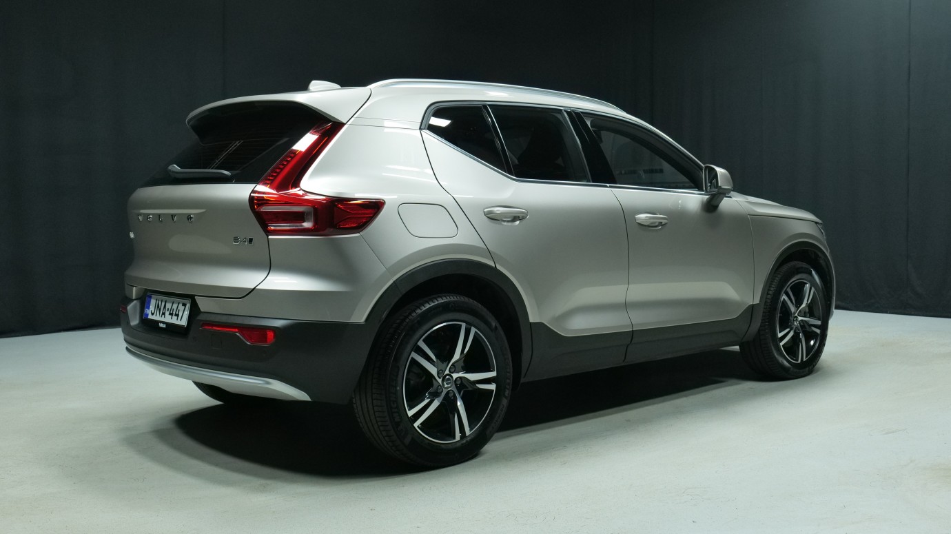 Esittelykuva Volvo XC40 kevythybridiautosta.