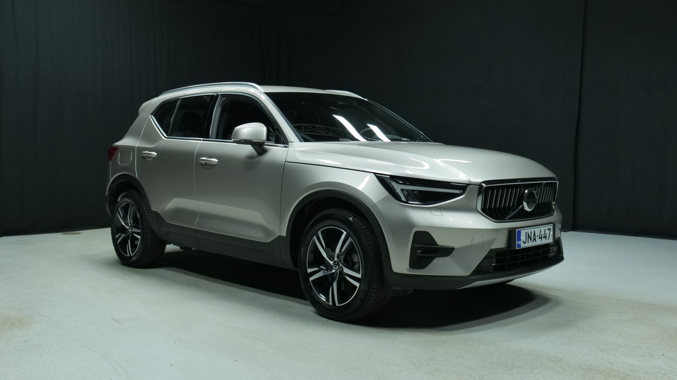 Esittelykuva Volvo XC40 kevythybridiautosta.