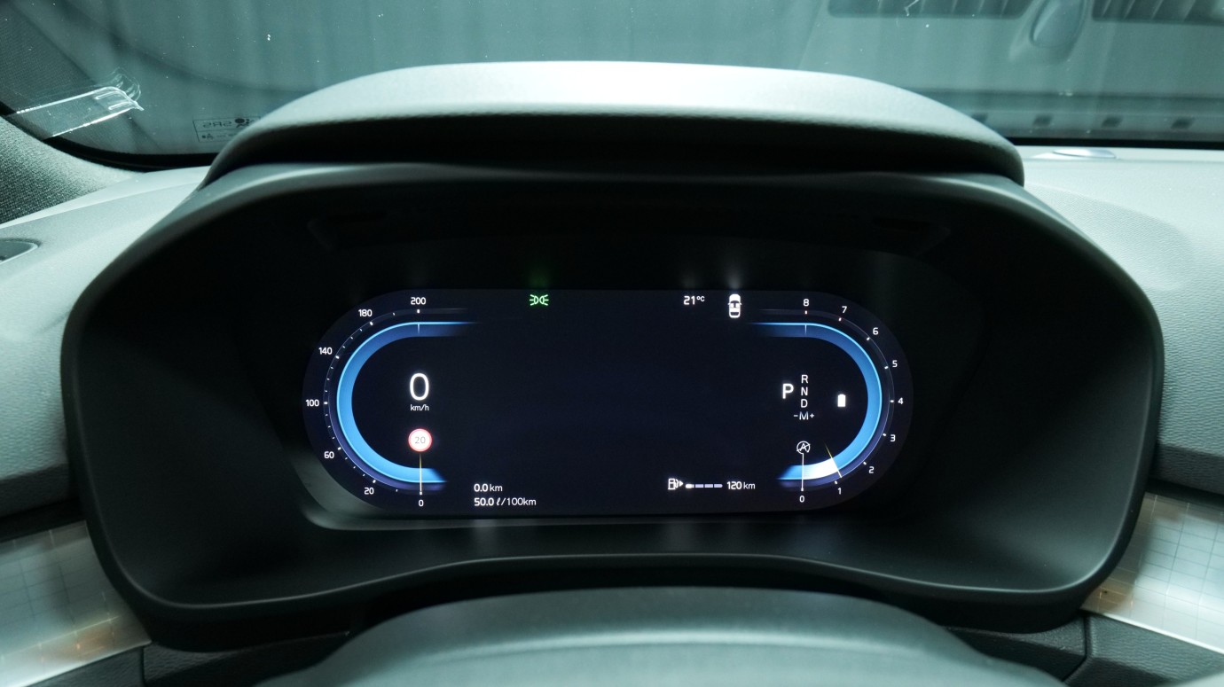 Esittelykuva Volvo XC40 kevythybridiautosta.