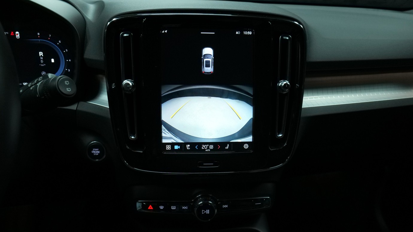 Esittelykuva Volvo XC40 kevythybridiautosta.