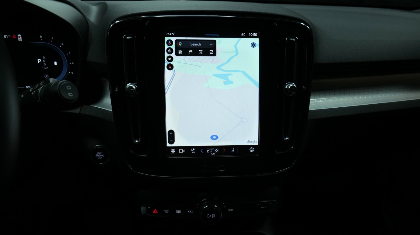 Esittelykuva Volvo XC40 kevythybridiautosta.
