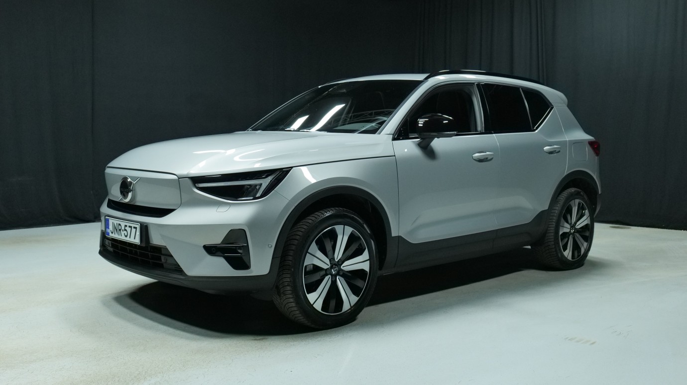 Esittelykuva Volvo XC40 täyssähköautosta.