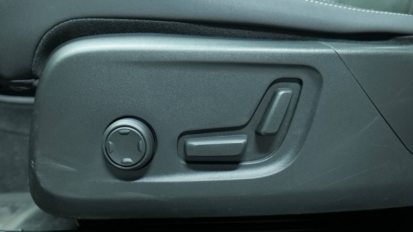 Esittelykuva Volvo XC40 täyssähköautosta.