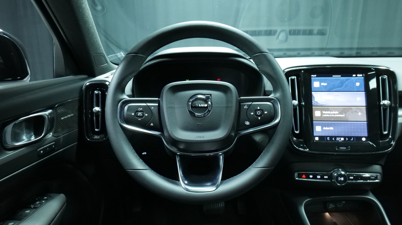 Esittelykuva Volvo XC40 täyssähköautosta.