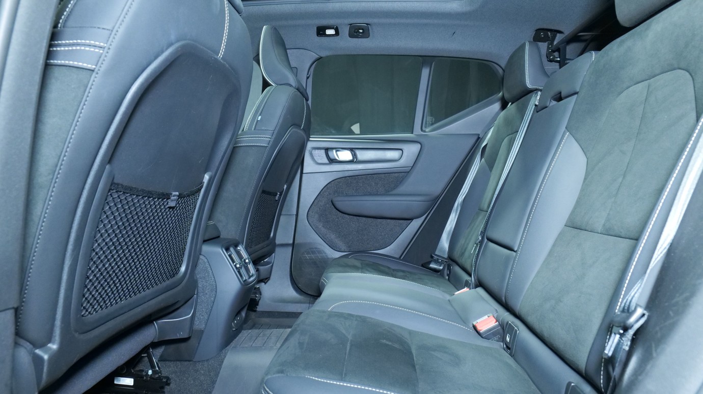 Esittelykuva Volvo XC40 täyssähköautosta.
