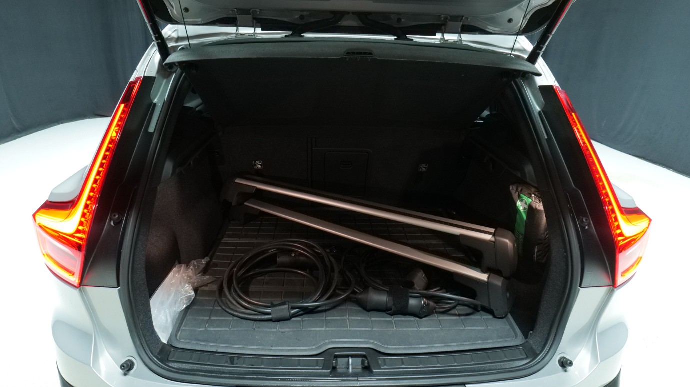 Esittelykuva Volvo XC40 täyssähköautosta.