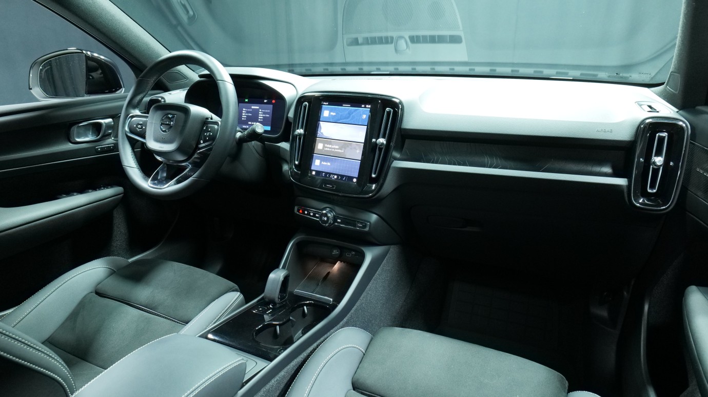 Esittelykuva Volvo XC40 täyssähköautosta.