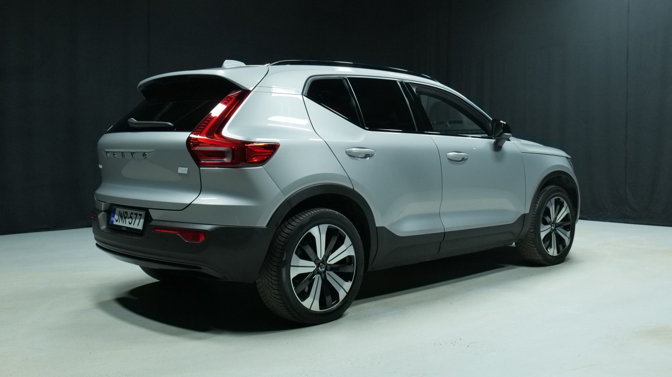 Esittelykuva Volvo XC40 täyssähköautosta.