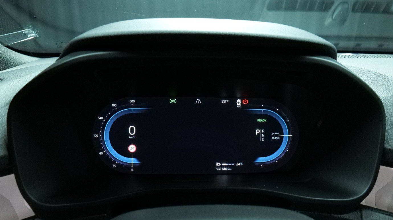 Esittelykuva Volvo XC40 täyssähköautosta.