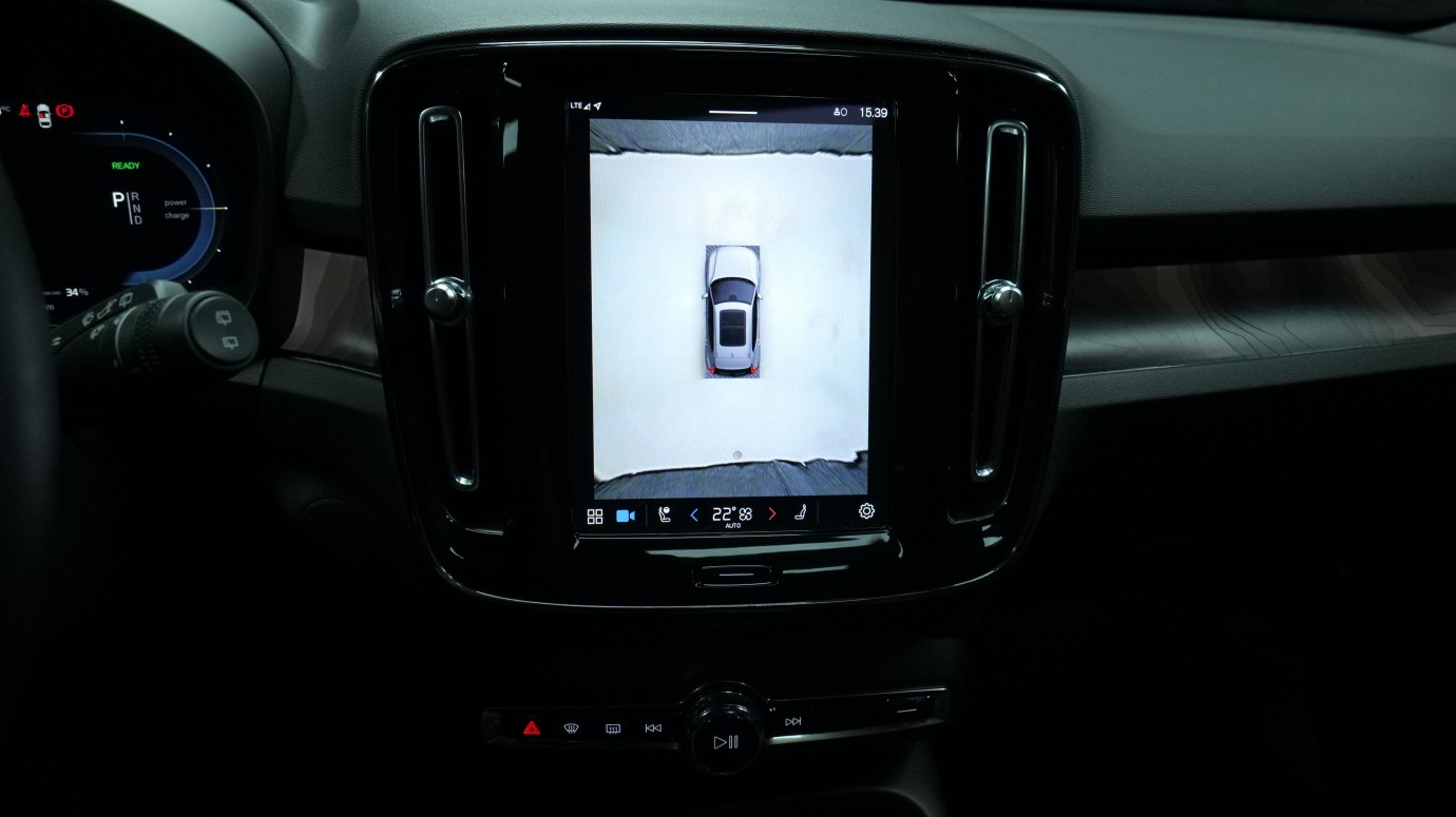 Esittelykuva Volvo XC40 täyssähköautosta.