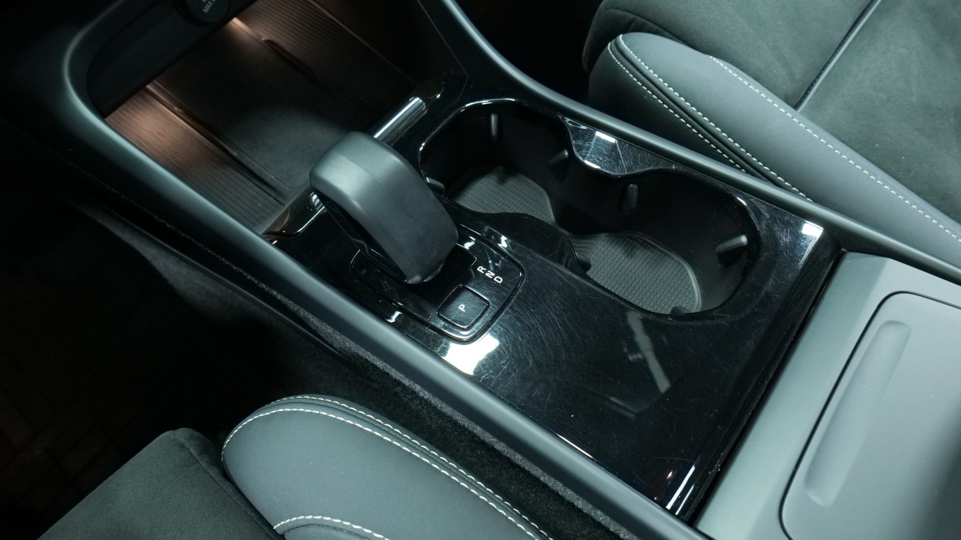 Esittelykuva Volvo XC40 täyssähköautosta.