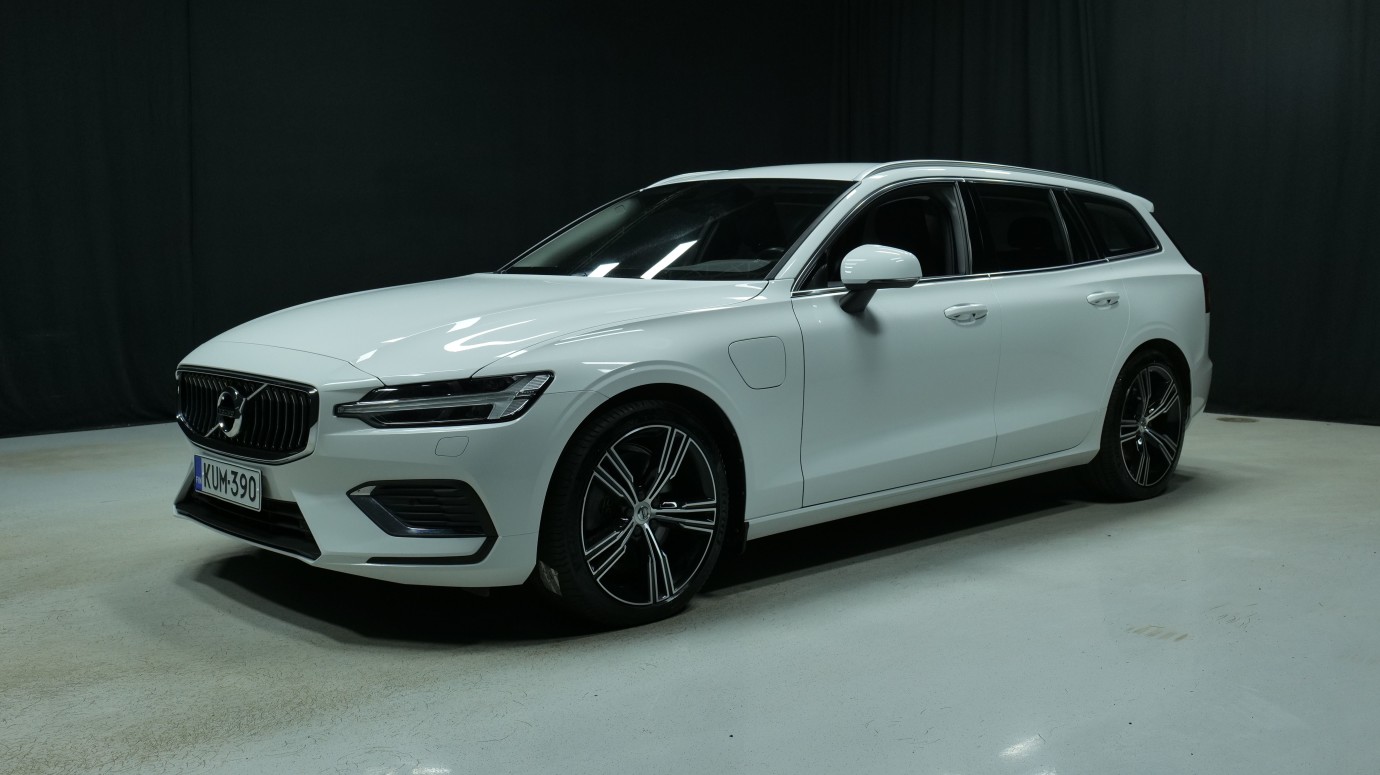 Esittelykuva Volvo V60 kevythybridiautosta.