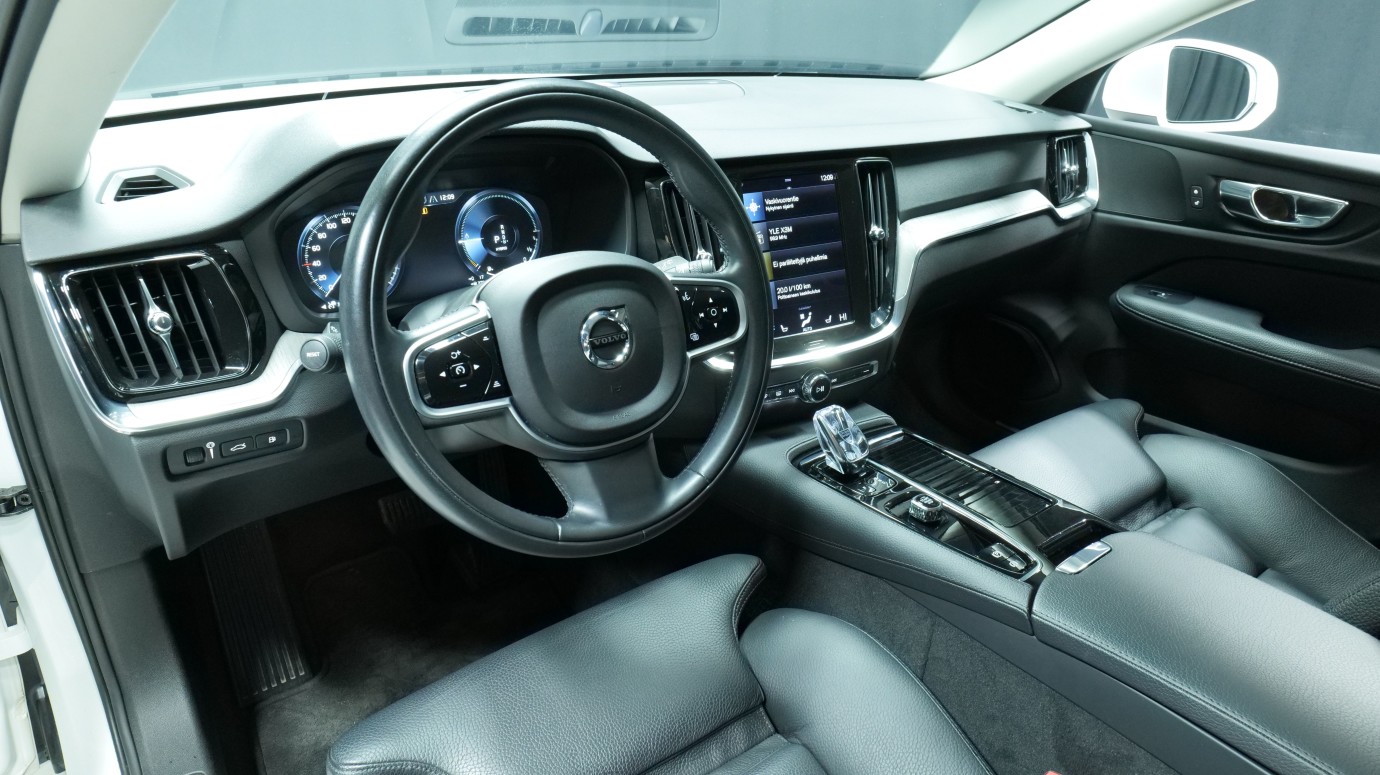 Esittelykuva Volvo V60 kevythybridiautosta.