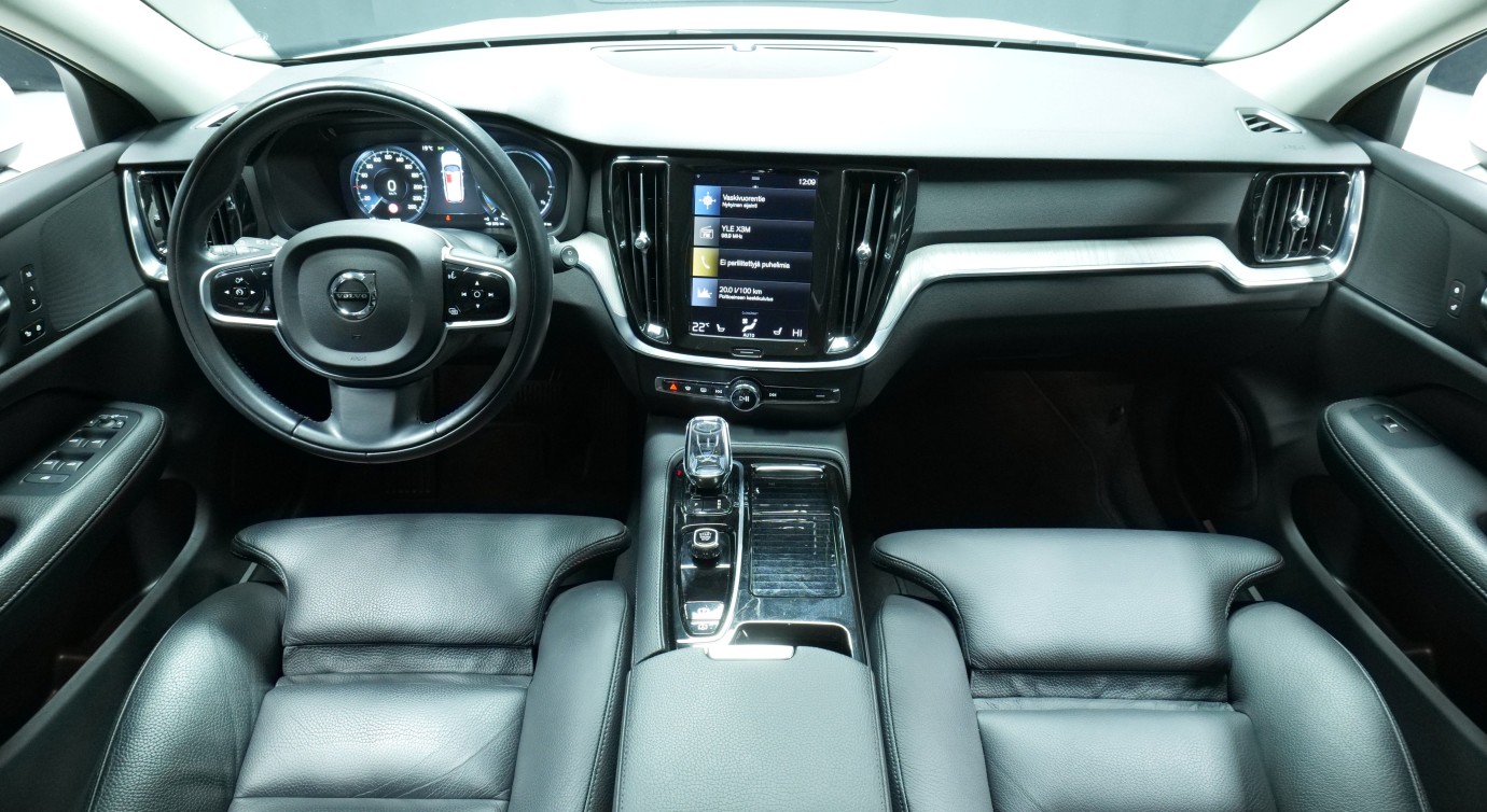 Esittelykuva Volvo V60 kevythybridiautosta.