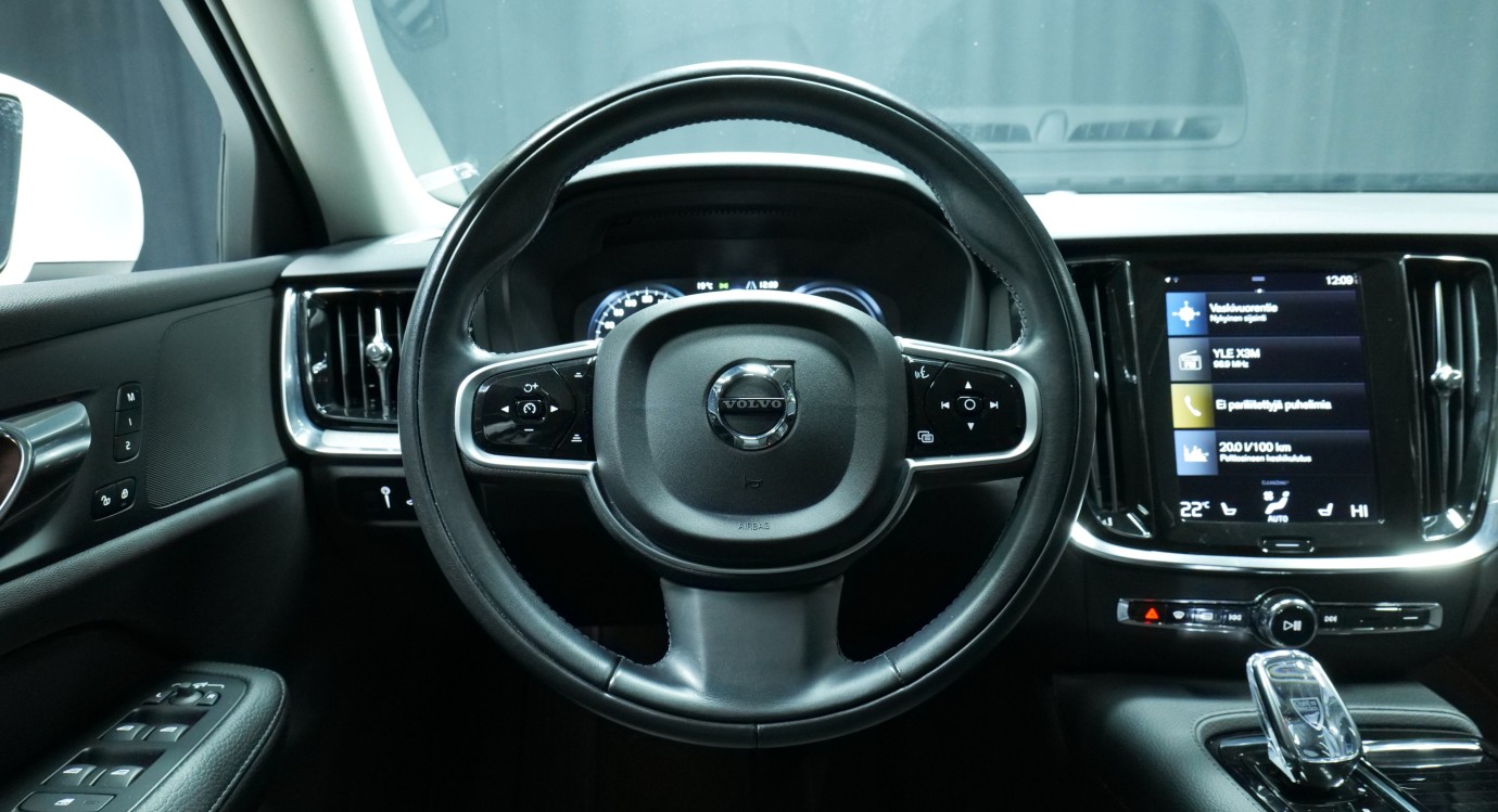 Esittelykuva Volvo V60 kevythybridiautosta.