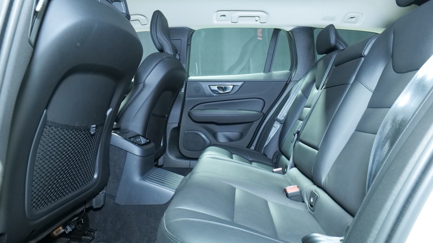 Esittelykuva Volvo V60 kevythybridiautosta.
