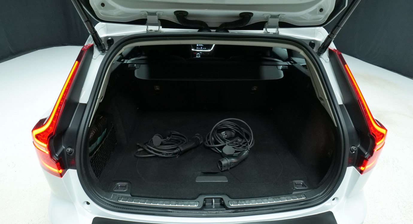 Esittelykuva Volvo V60 kevythybridiautosta.