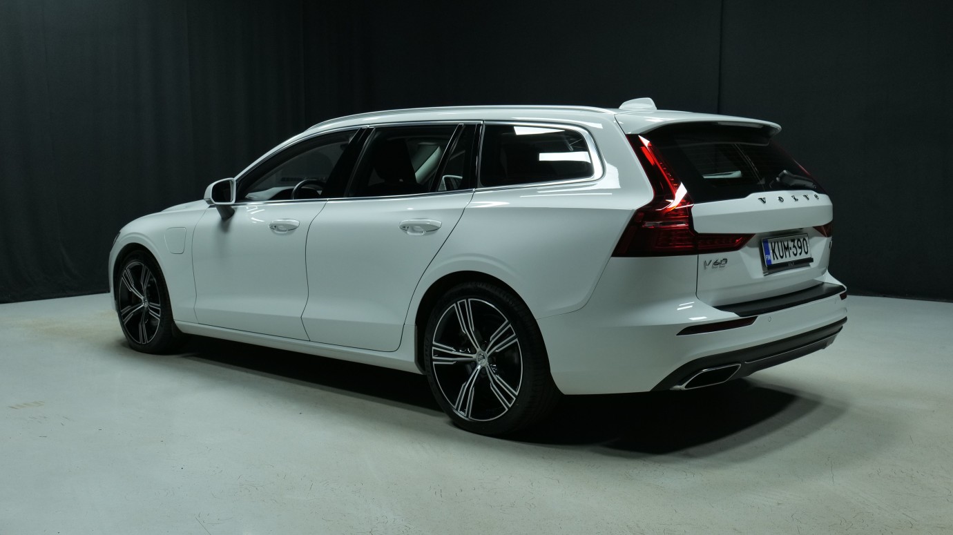 Esittelykuva Volvo V60 kevythybridiautosta.