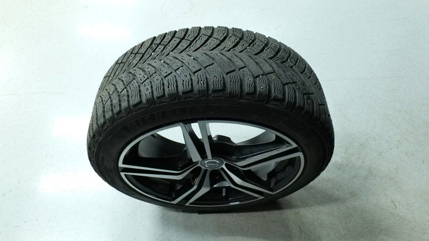 Esittelykuva Volvo V60 kevythybridiautosta.