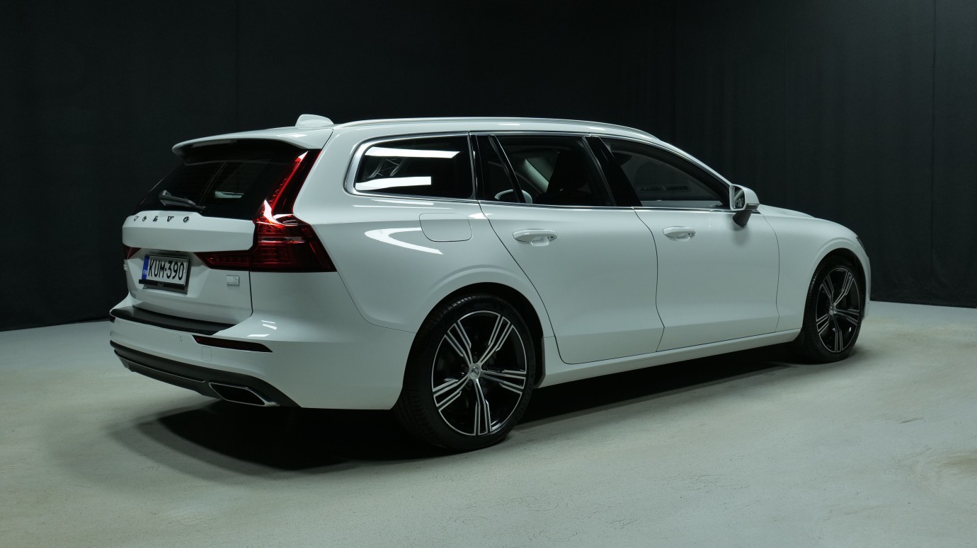 Esittelykuva Volvo V60 kevythybridiautosta.