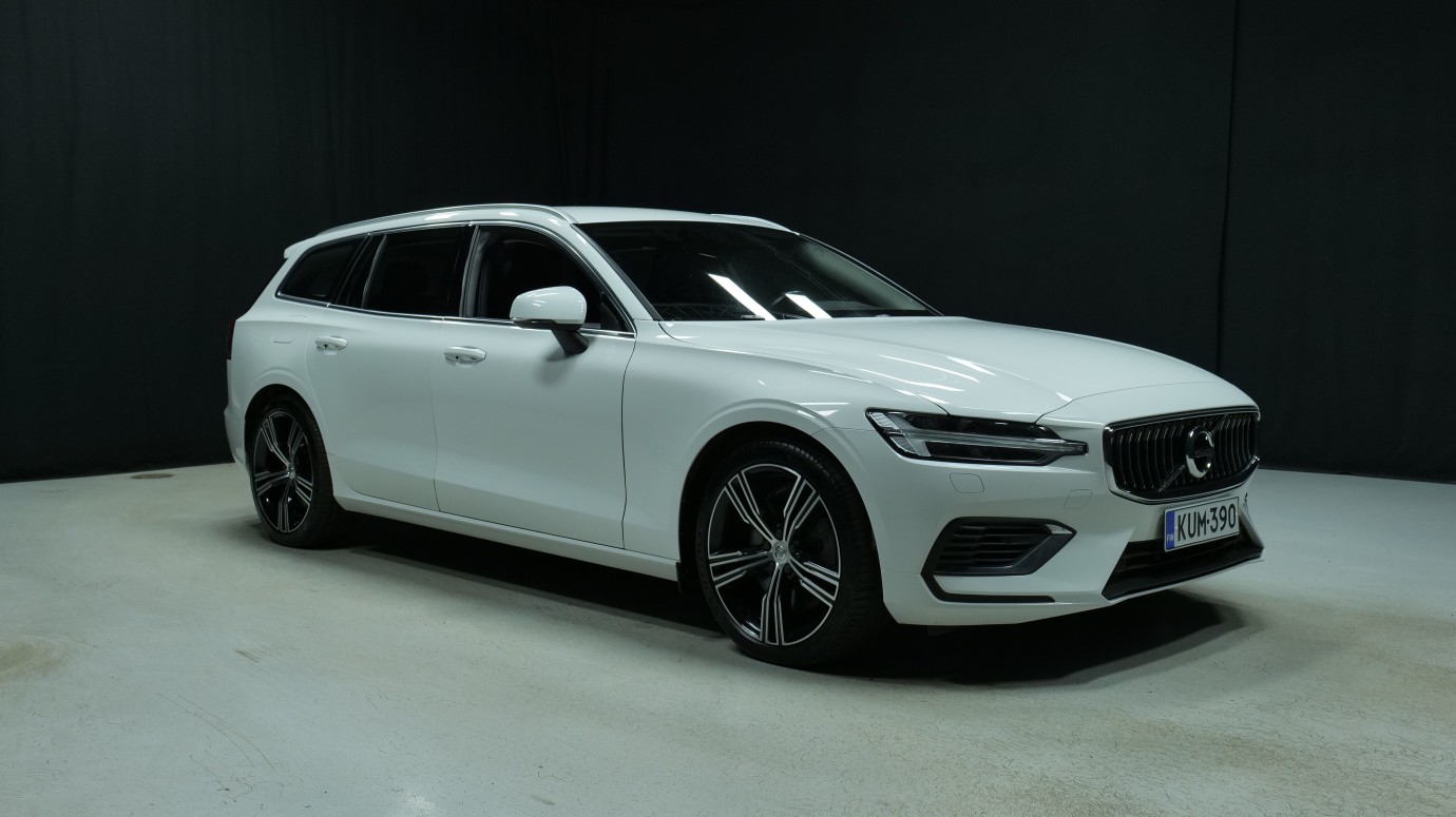 Esittelykuva Volvo V60 kevythybridiautosta.