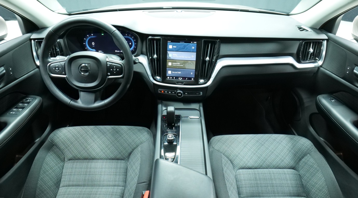 Esittelykuva Volvo V60 bensiiniautosta.