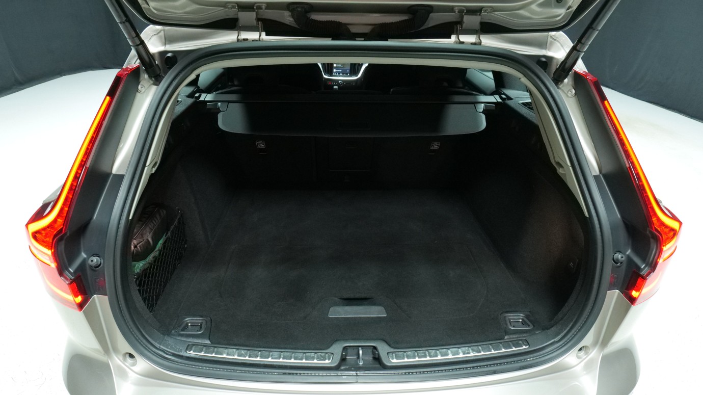 Esittelykuva Volvo V60 bensiiniautosta.
