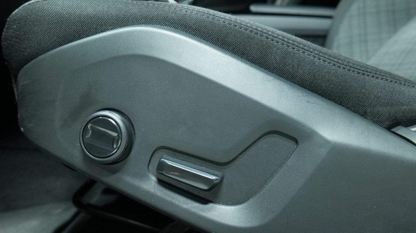 Esittelykuva Volvo V60 kevythybridiautosta.