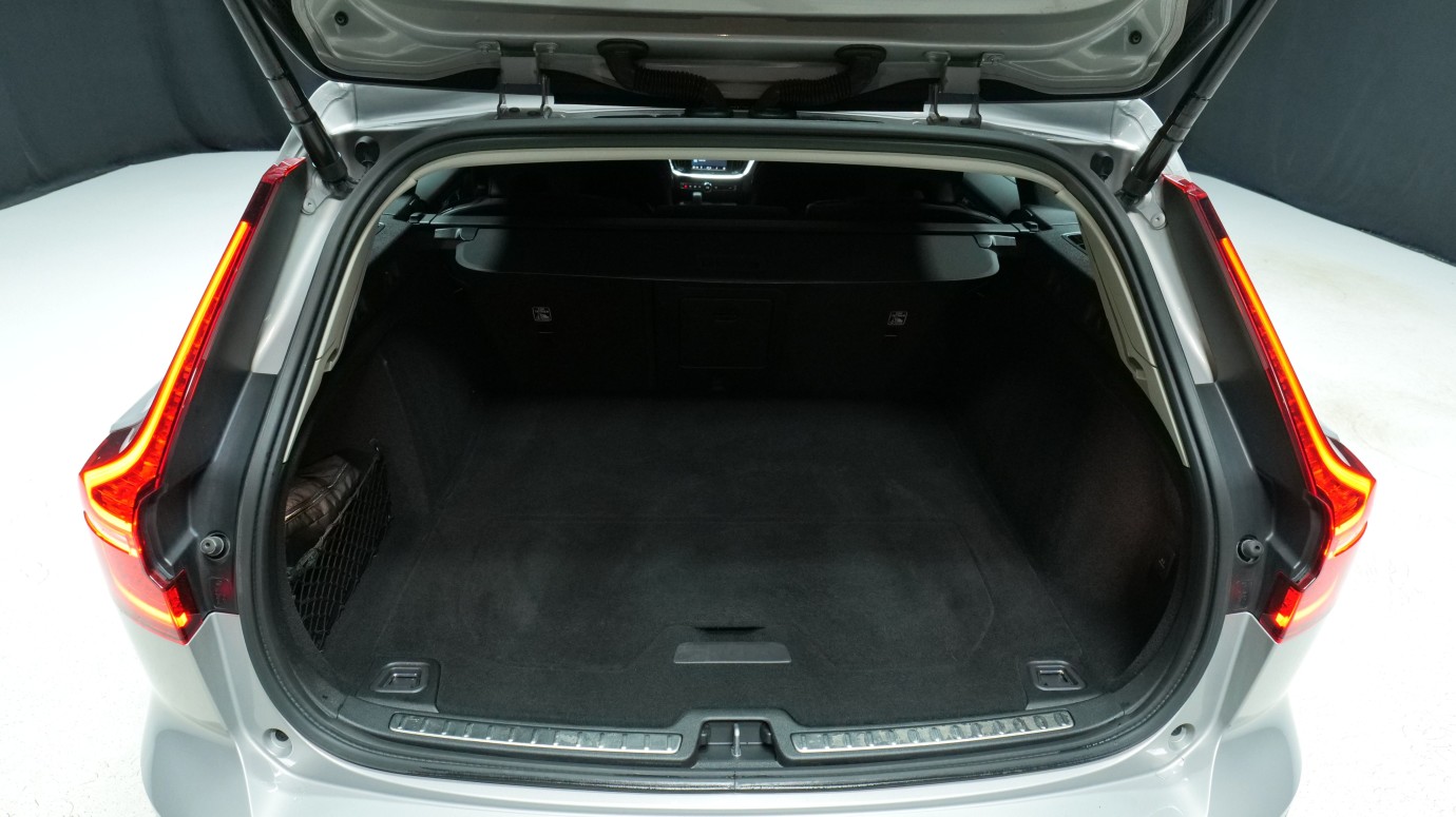 Esittelykuva Volvo V60 kevythybridiautosta.