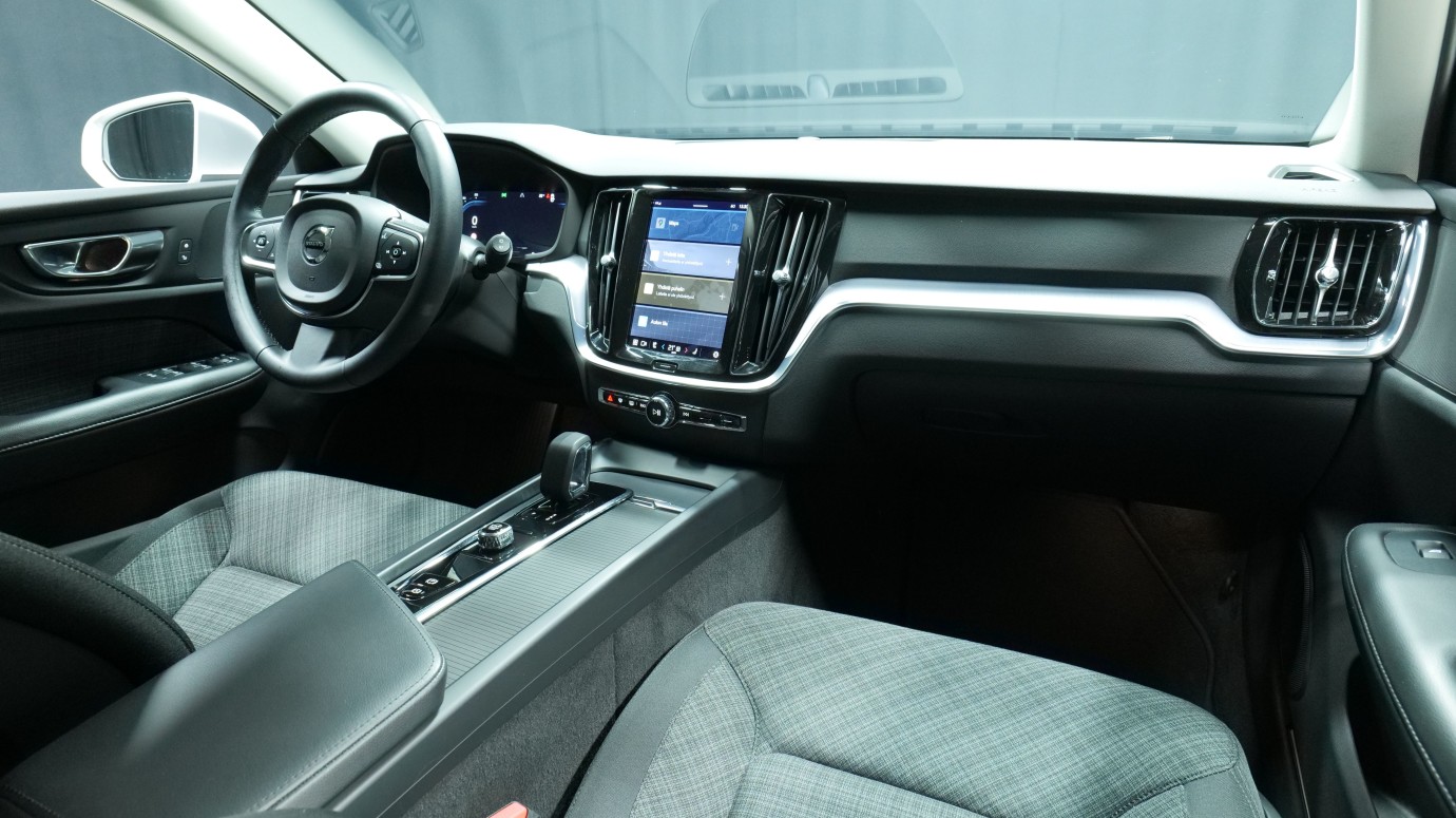 Esittelykuva Volvo V60 kevythybridiautosta.