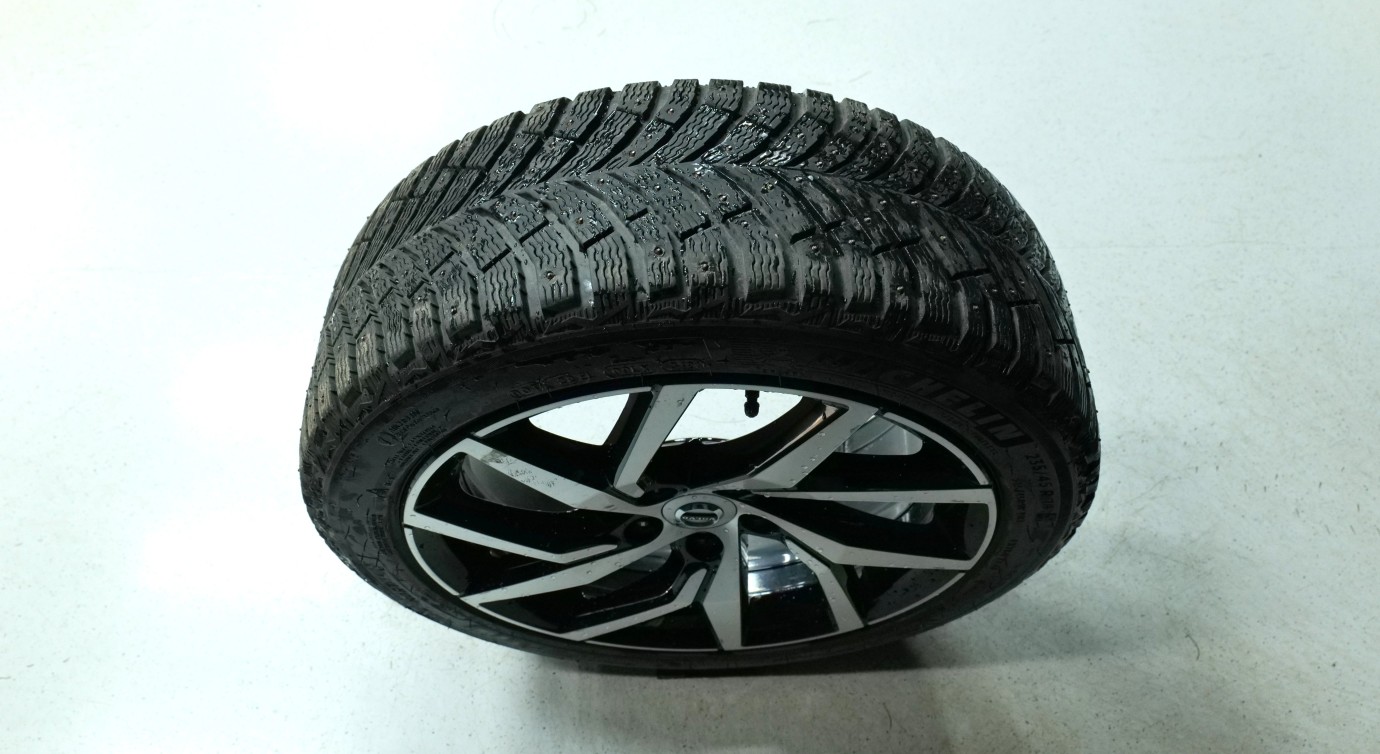 Esittelykuva Volvo V60 kevythybridiautosta.