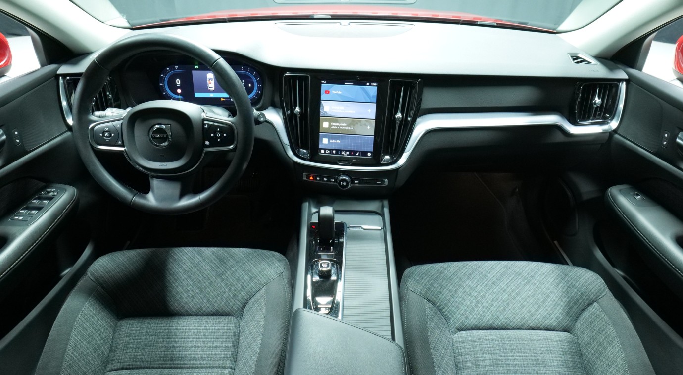 Esittelykuva Volvo V60 bensiiniautosta.