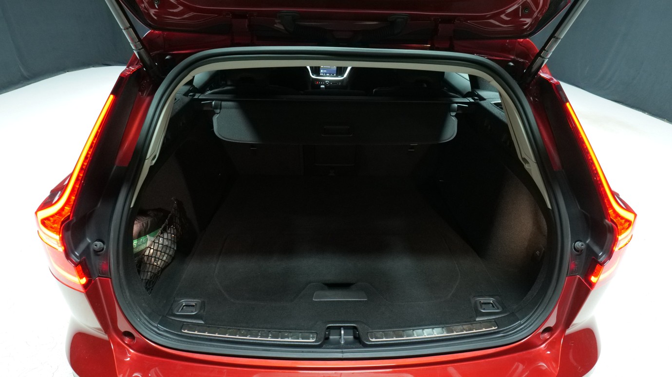 Esittelykuva Volvo V60 bensiiniautosta.