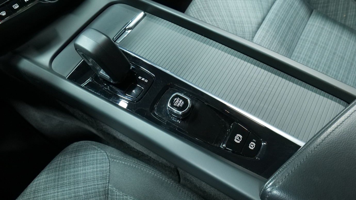Esittelykuva Volvo V60 kevythybridiautosta.