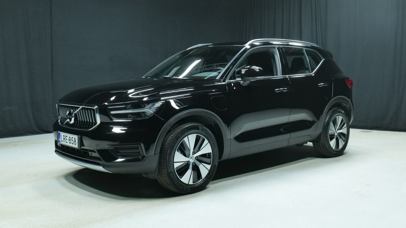 Esittelykuva Volvo XC40 kevythybridiautosta.