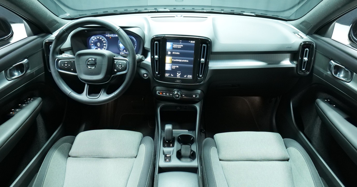 Esittelykuva Volvo XC40 kevythybridiautosta.