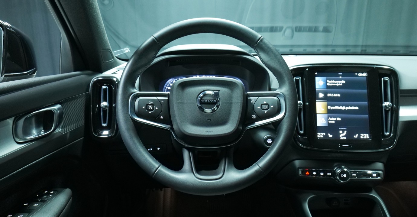 Esittelykuva Volvo XC40 kevythybridiautosta.