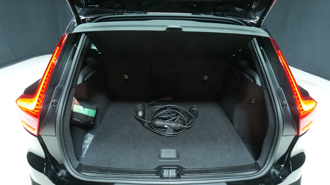 Esittelykuva Volvo XC40 kevythybridiautosta.