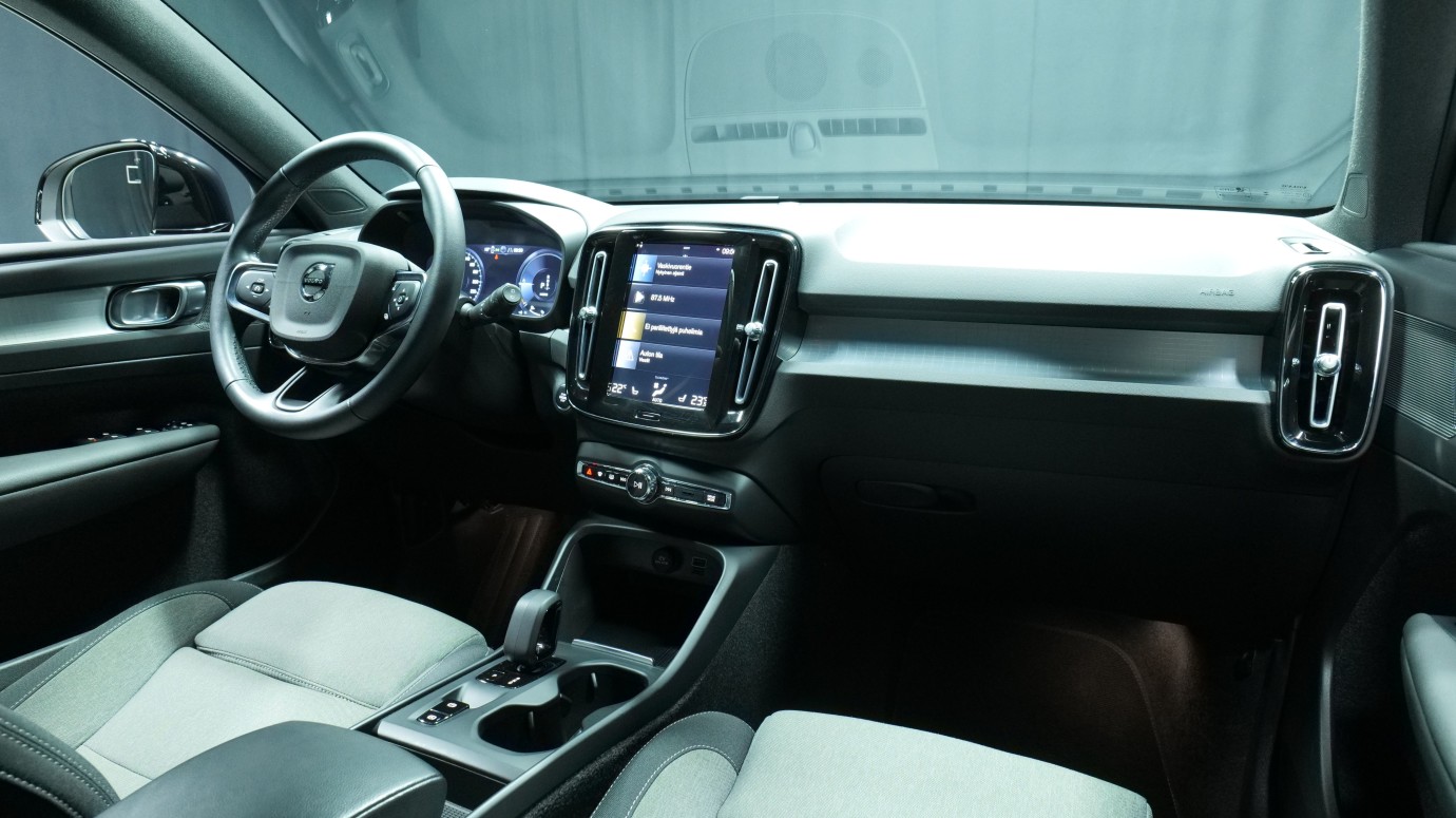 Esittelykuva Volvo XC40 kevythybridiautosta.