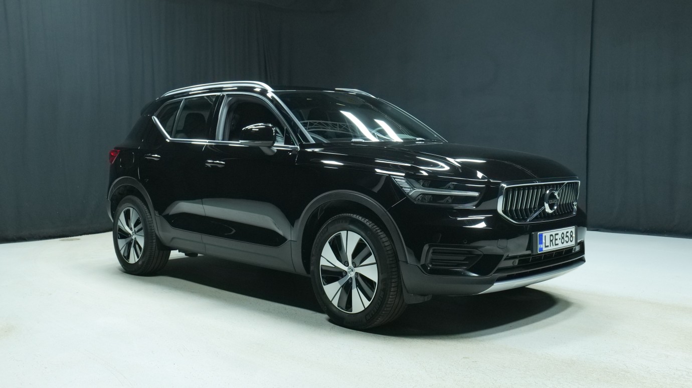 Esittelykuva Volvo XC40 kevythybridiautosta.