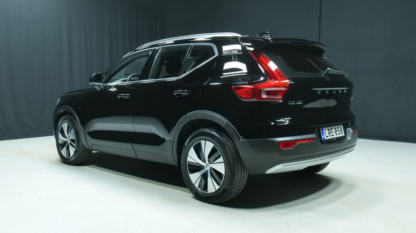 Esittelykuva Volvo XC40 kevythybridiautosta.