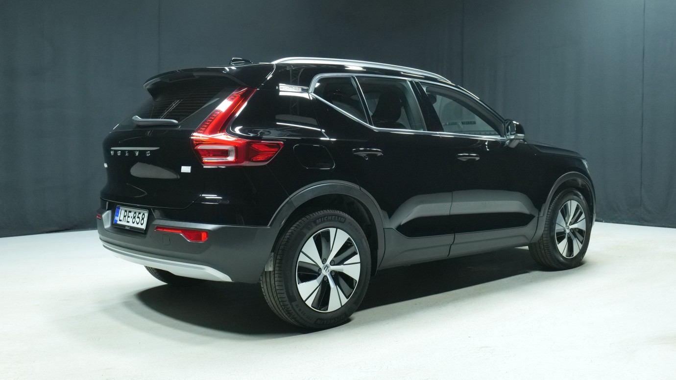 Esittelykuva Volvo XC40 kevythybridiautosta.