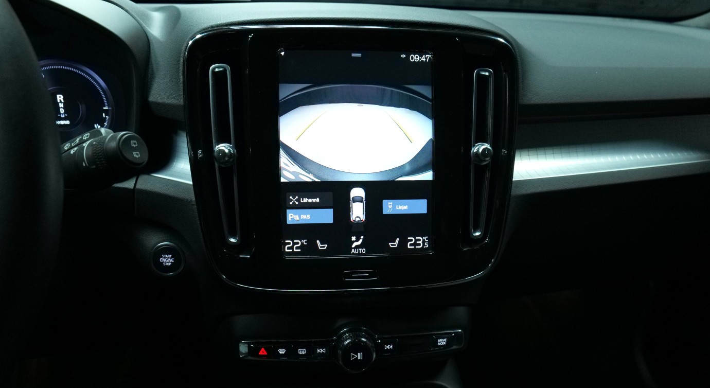 Esittelykuva Volvo XC40 kevythybridiautosta.