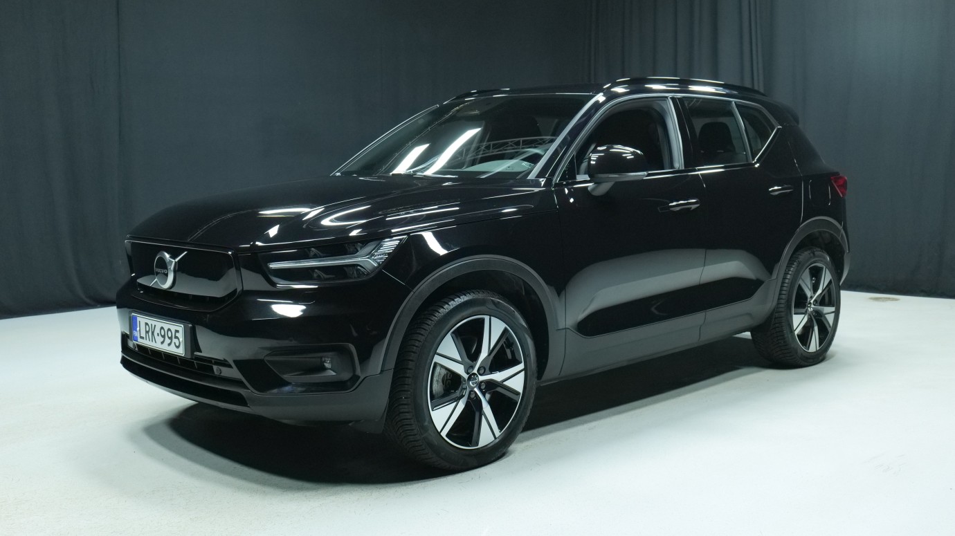 Esittelykuva Volvo XC40 täyssähköautosta.