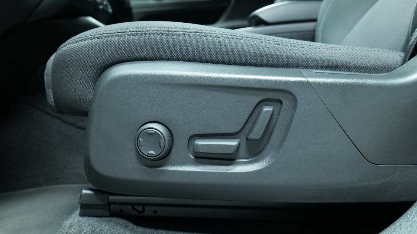 Esittelykuva Volvo XC40 täyssähköautosta.