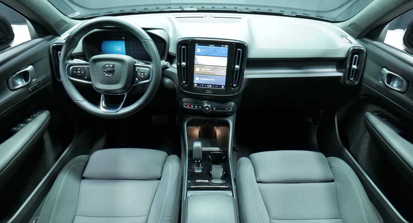 Esittelykuva Volvo XC40 täyssähköautosta.