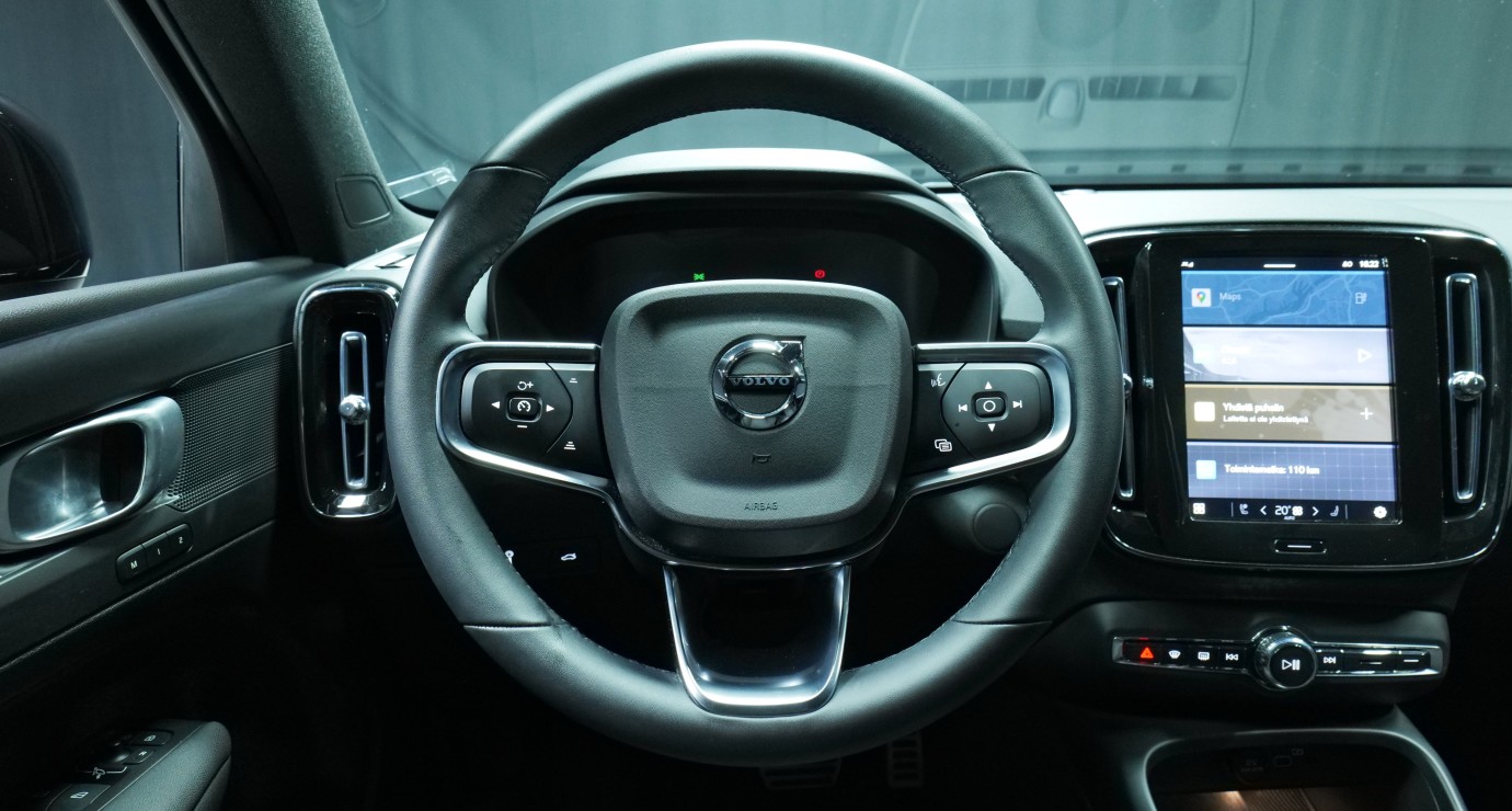 Esittelykuva Volvo XC40 täyssähköautosta.